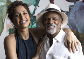 Camila Pitanga e o pai, Antônio Pitanga, homenagedos da 23ª Mostra de Cinema de Tiradentes, em clique de Leo Lara